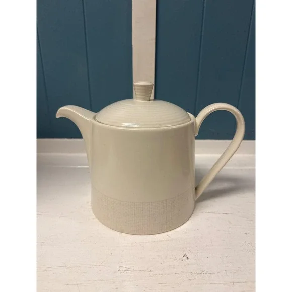 Vtg Wedgwood Teapot England 1999 Beige Ivory Textured Pattern‎ PAUL COSTELLO